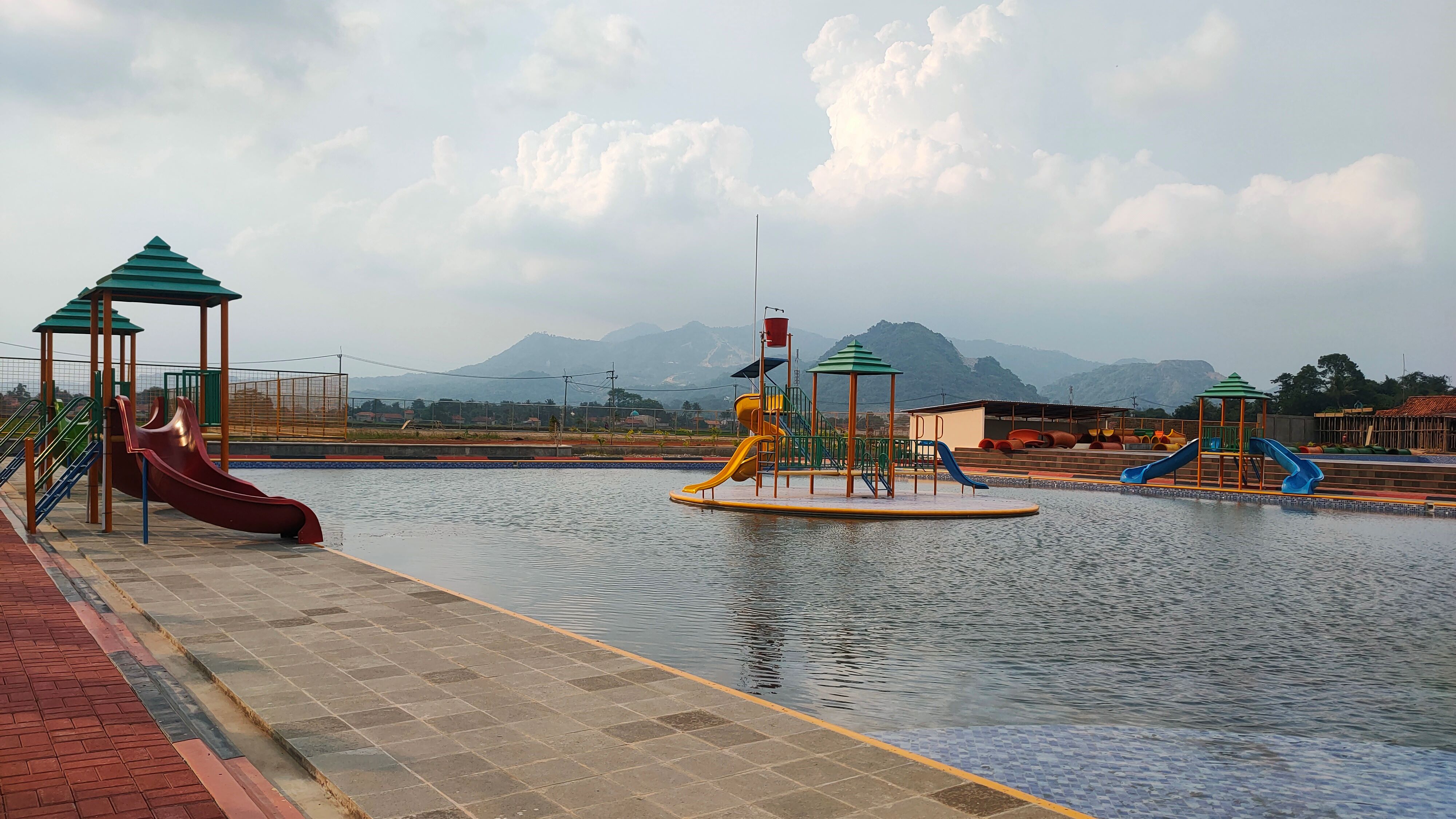 Kolam renang resort biru di senja